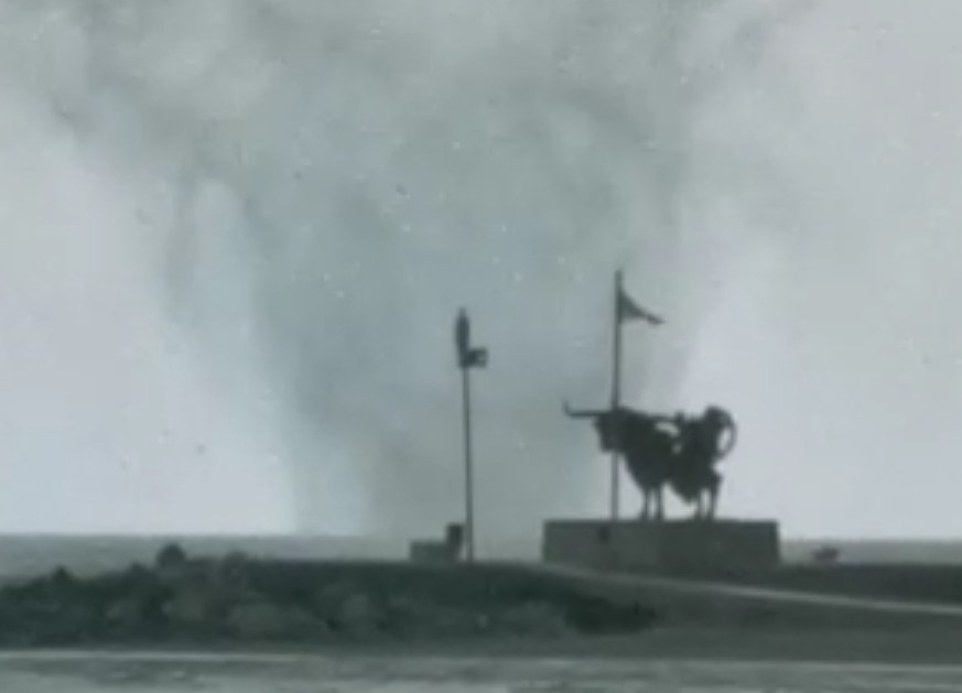 Tromba marina en la playa de Vilanova