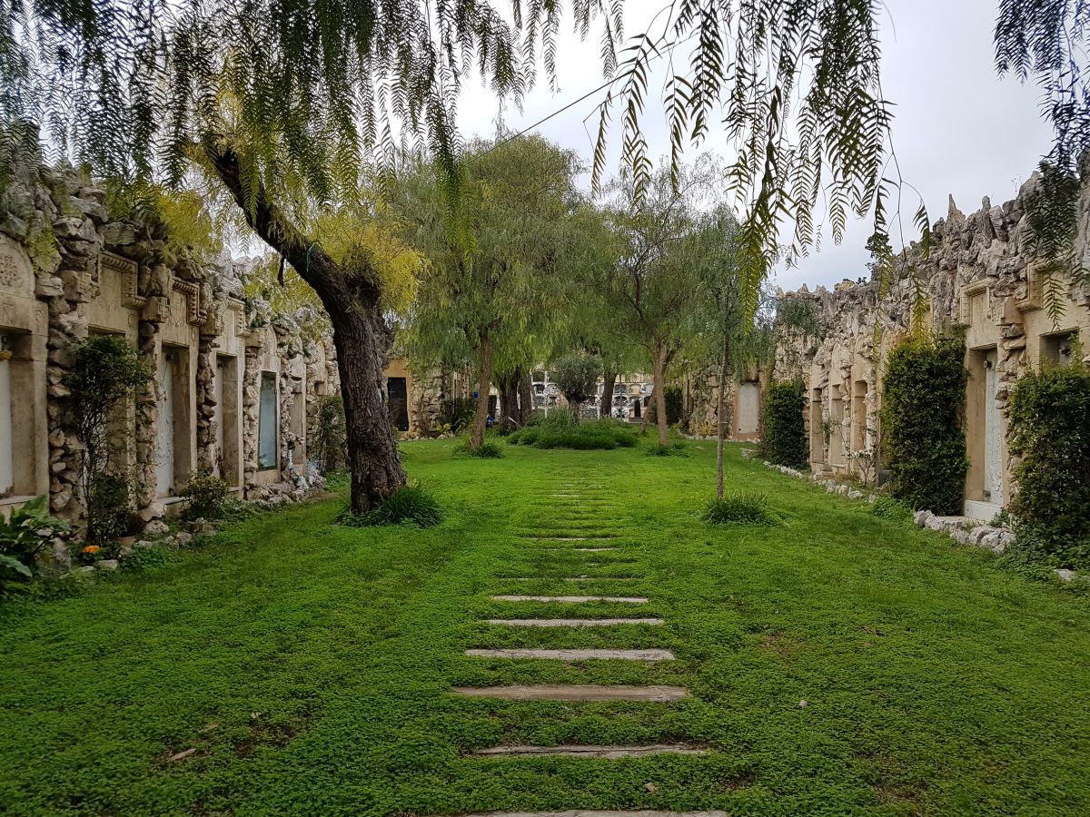 Ruta por uno de los cementerios más bonitos de Cataluña: caminando entre las tumbas de Vilanova