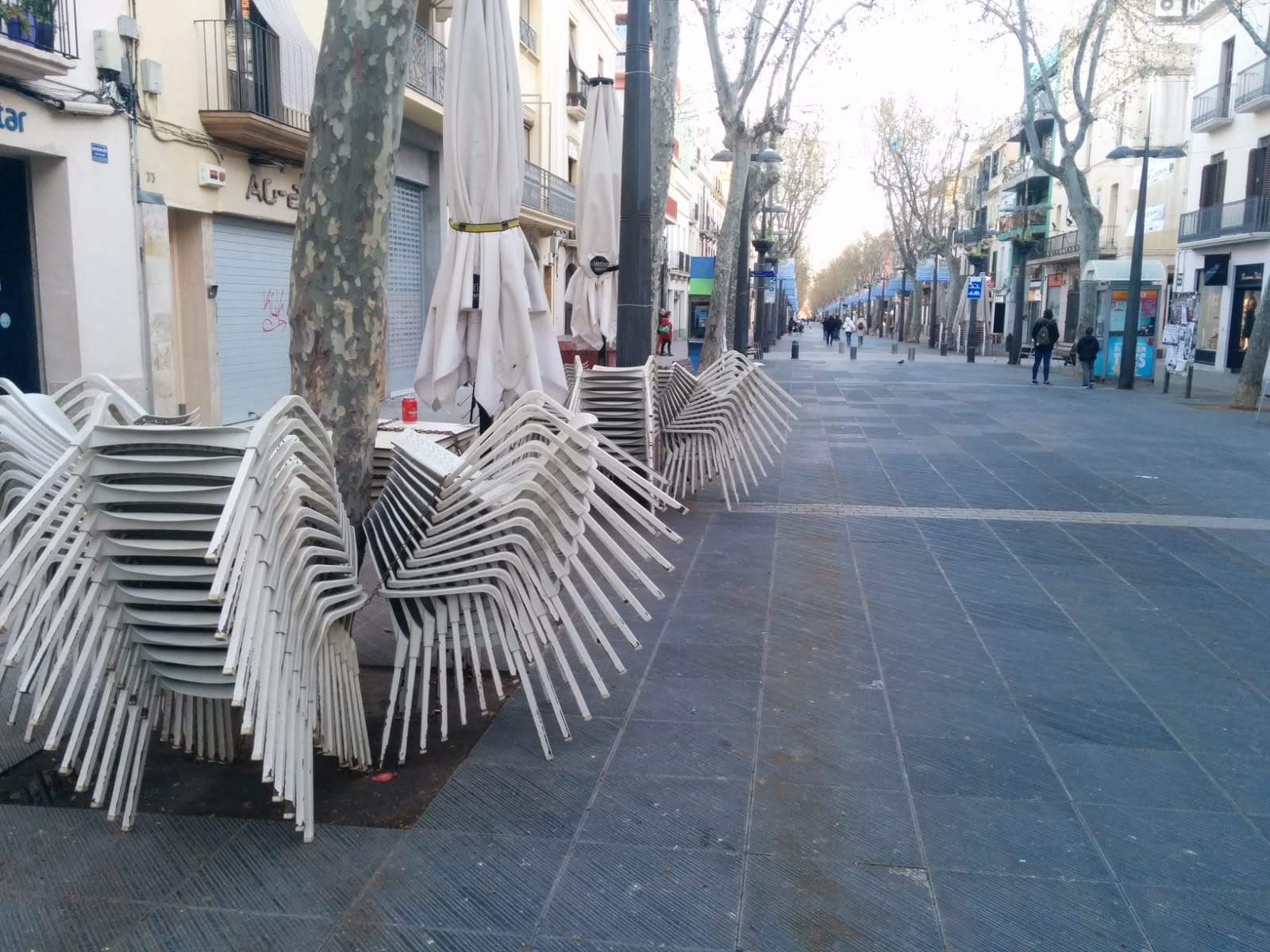 Restaurantes y bares de Vilanova piden ampliar las terrazas para salvar la temporada