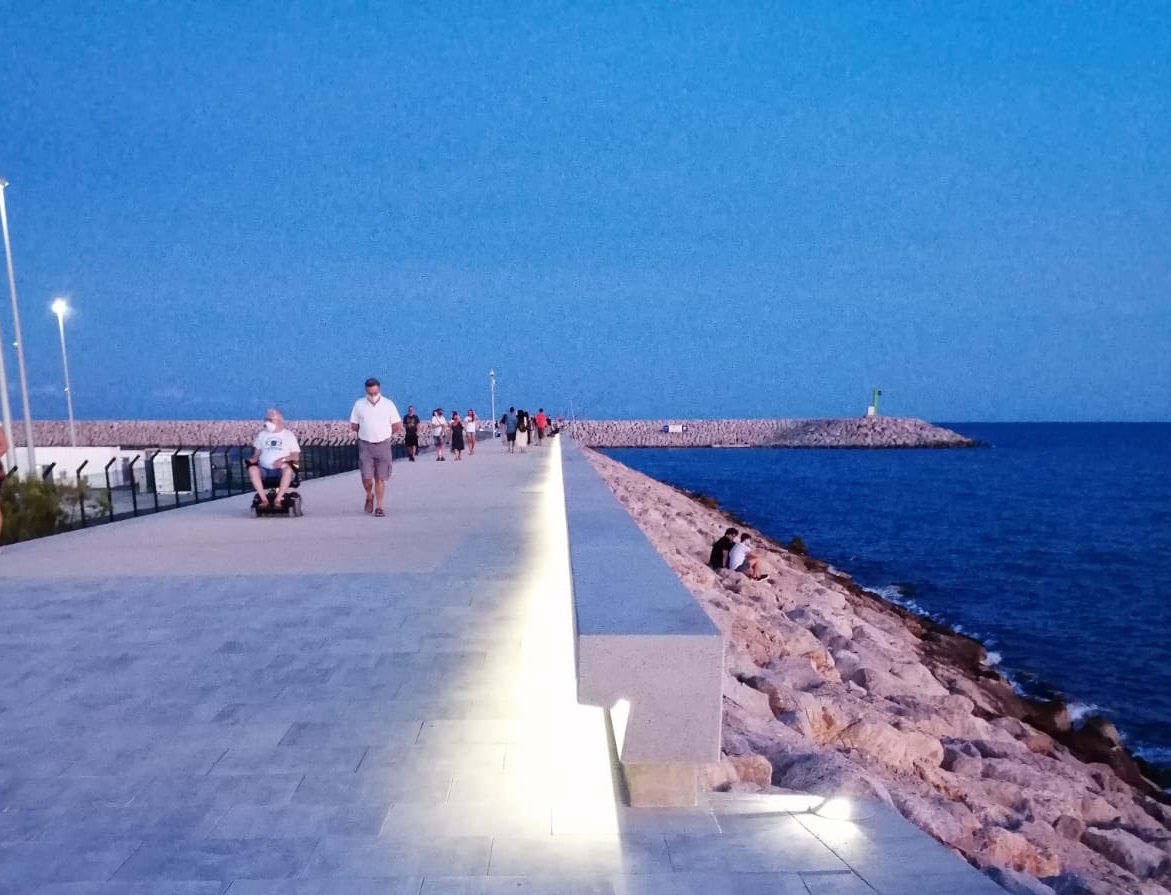 El puerto de Vilanova estrena el nuevo y espectacular paseo elevado junto al mar