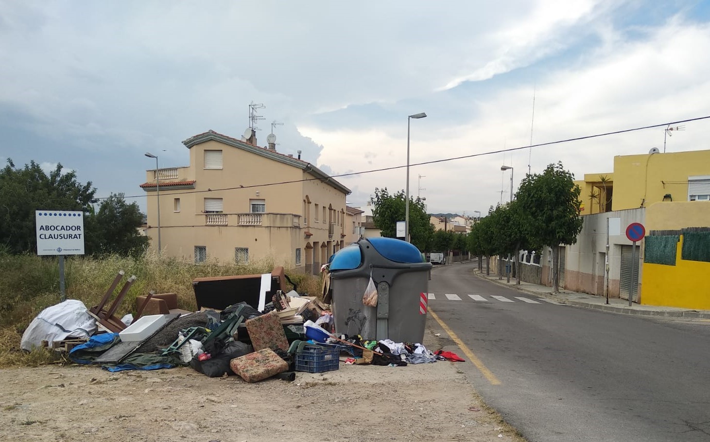 Vecinos de cuatro barrios de Vilanova protestan por la suciedad y el abandono de las calles