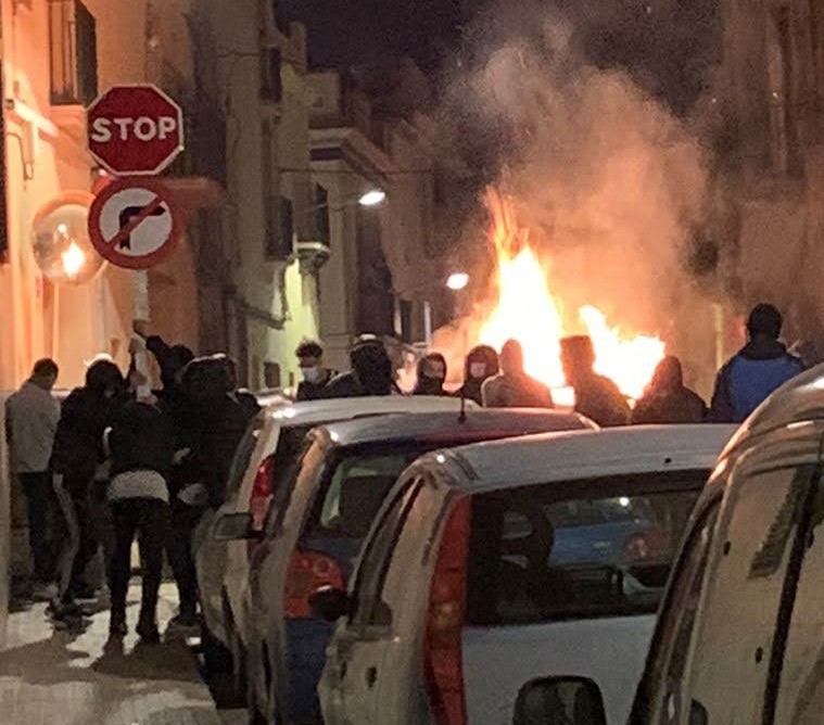 El Ayuntamiento de Vilanova vota dividido una moción de condena a los disturbios de la semana pasada