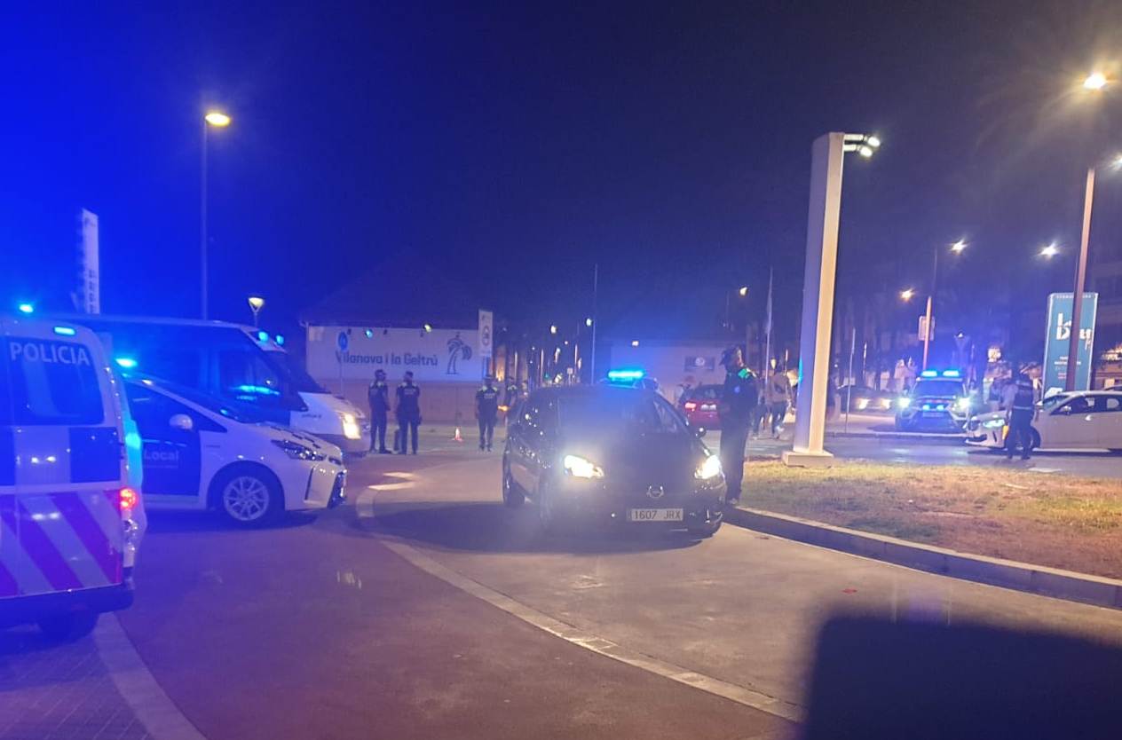 Botellón en Vilanova i la Geltrú: vecinos y restaurantes del paseo marítimo reclaman soluciones