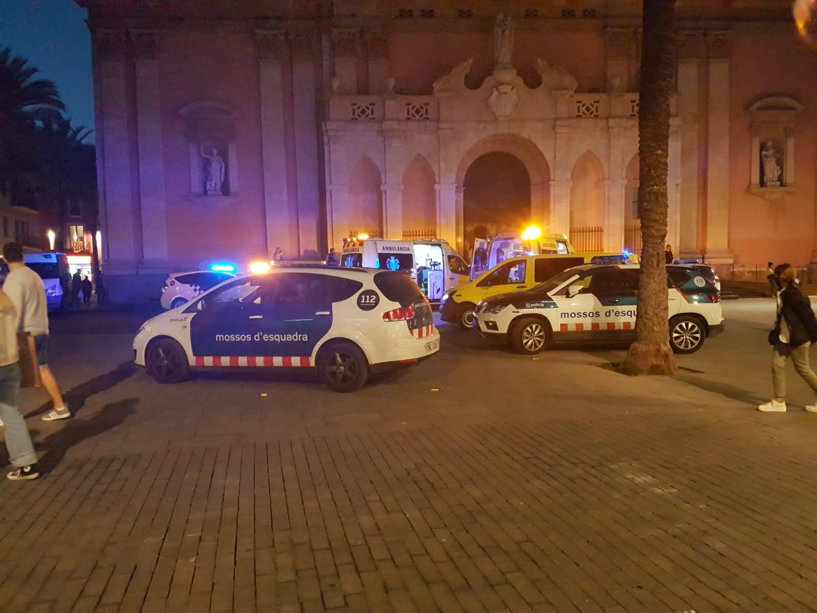 El Ayuntamiento convoca hoy un minuto de silencio por la muerte de un chico de 13 años que se desplomó en la Plaça de les Neus