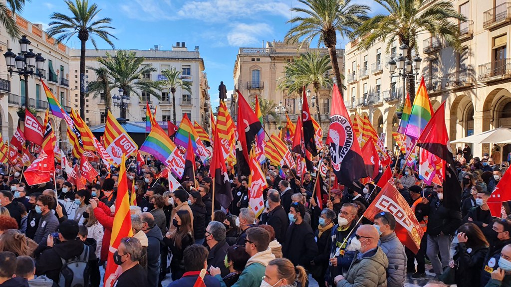 VIDEO | Manifestación contra el cierre de Mahle. Clamor a favor de reindustrializar Vilanova i la Geltrú