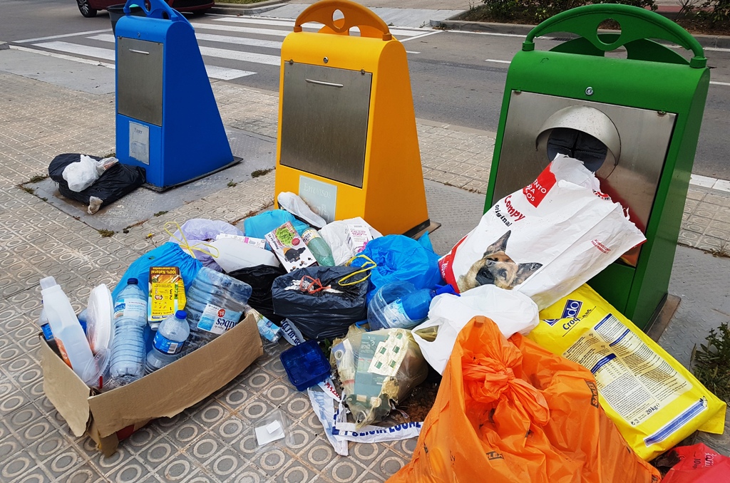 El conflicto de las basuras se enquista. La Generalitat marca servicios mínimos a partir del lunes