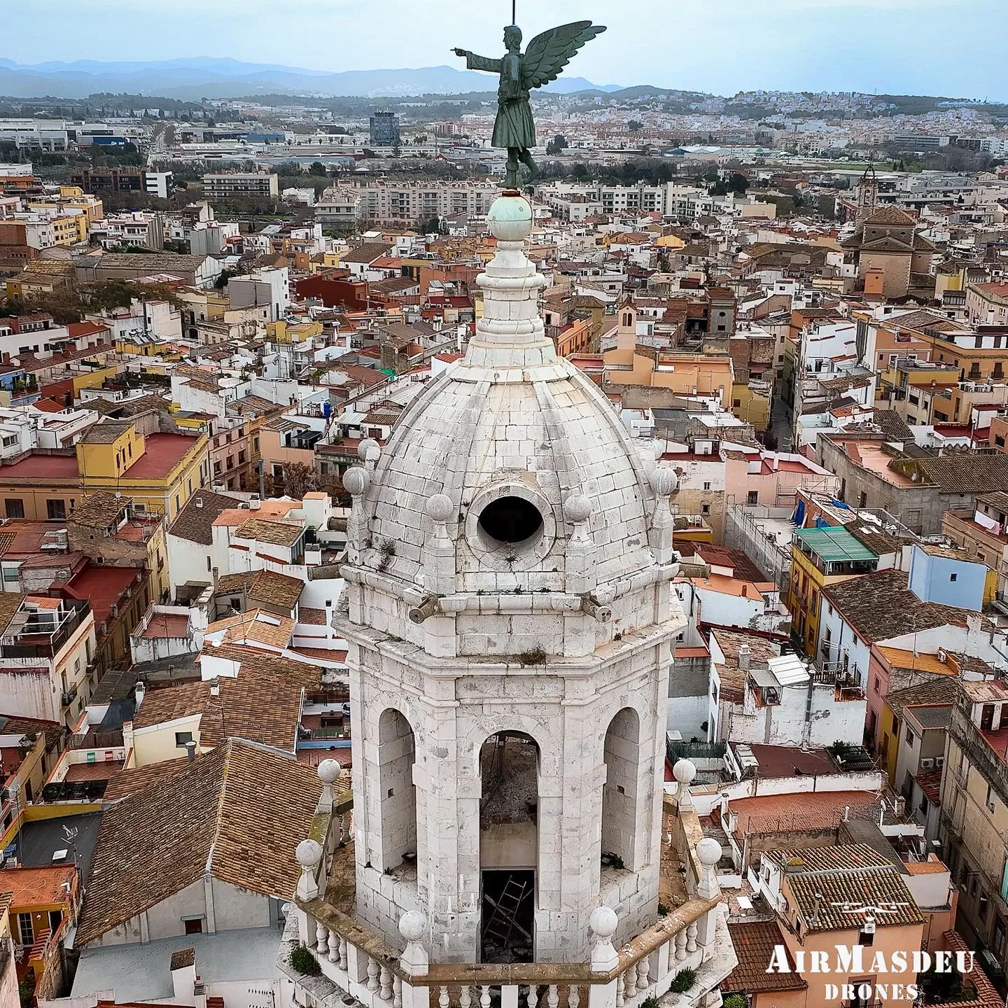 Espectacular imagen del ángel del campanario de Vilanova desde un dron