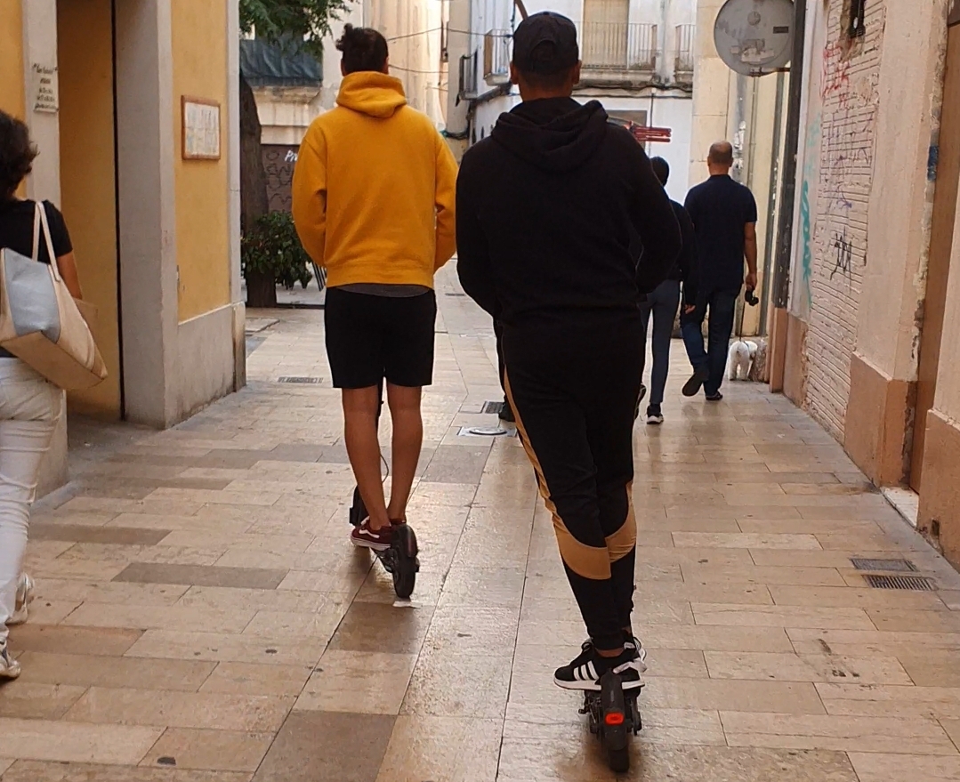 Invasión de patinetes eléctricos en las calles peatonales de Vilanova