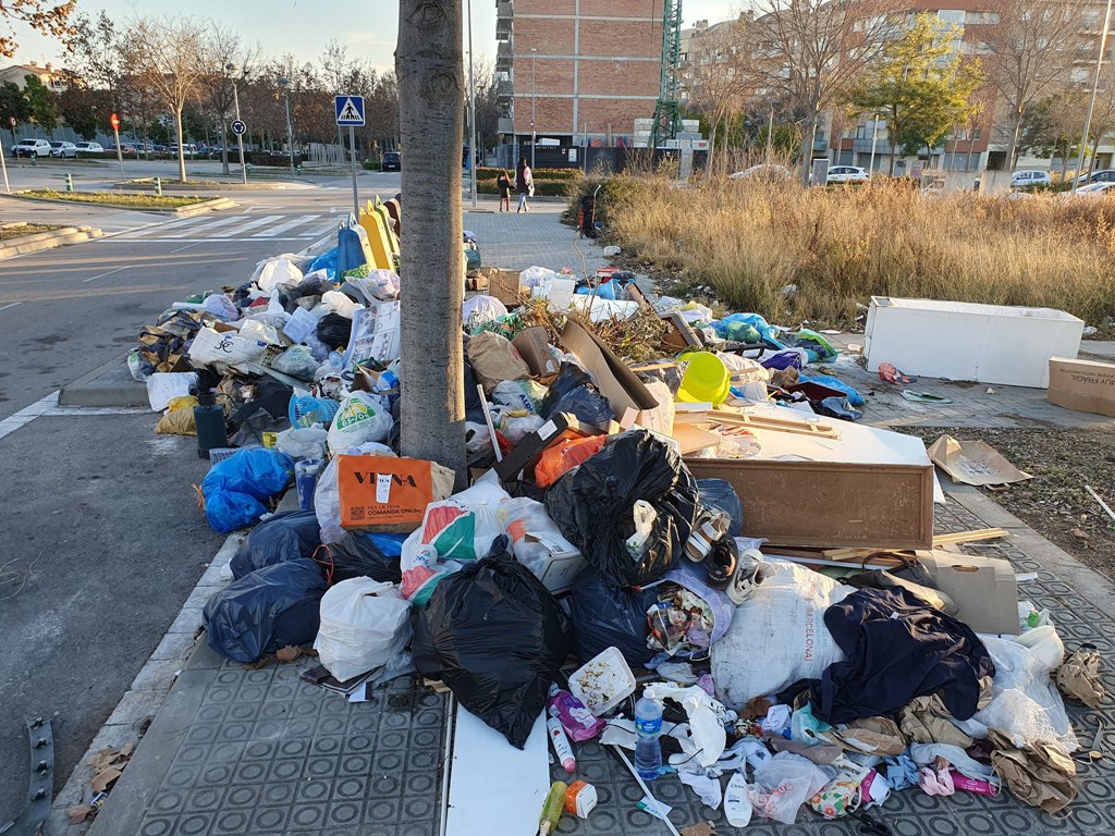 Turismo de basuras en Vilanova: vecinos tiran sus desperdicios en otro barrio y este es el impactante resultado