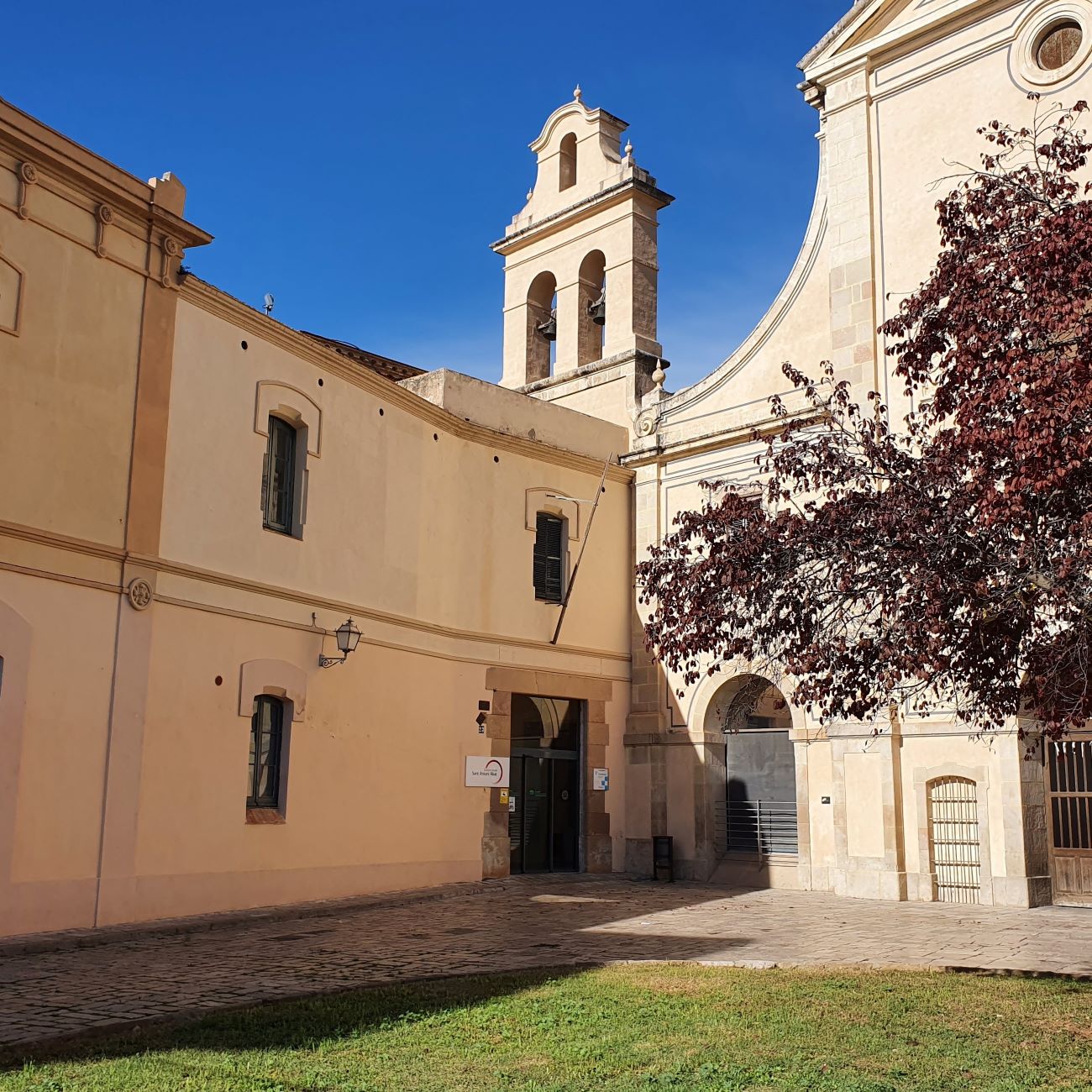 Un anciano anónimo deja un maletín con 64.000 euros en la puerta del hospital Sant Antoni Abat