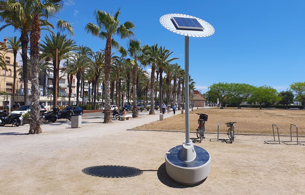 Vilanova i la Geltrú estrena bancos con paneles solares,  a 8.900 € cada uno