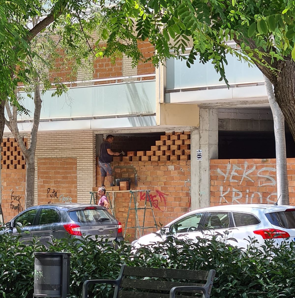 Tapian el edificio inacabado de Vilanova con 107 viviendas sociales pendientes de rehabilitar