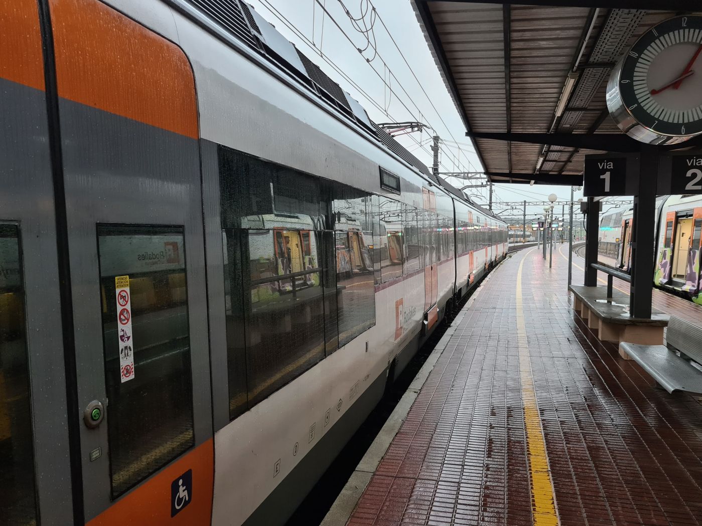 La comarca del Garraf, otra vez aislada por tren: se suspende todo el servicio de Rodalies