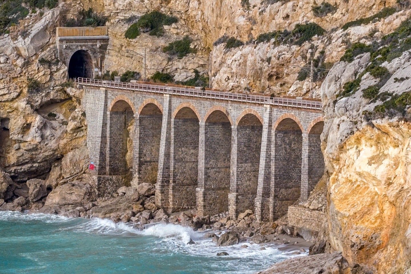 El 86% de los usuarios de tren y bus de Vilanova sufre estrés. Obras en la vía de marzo a junio. Plan alternativo de transporte