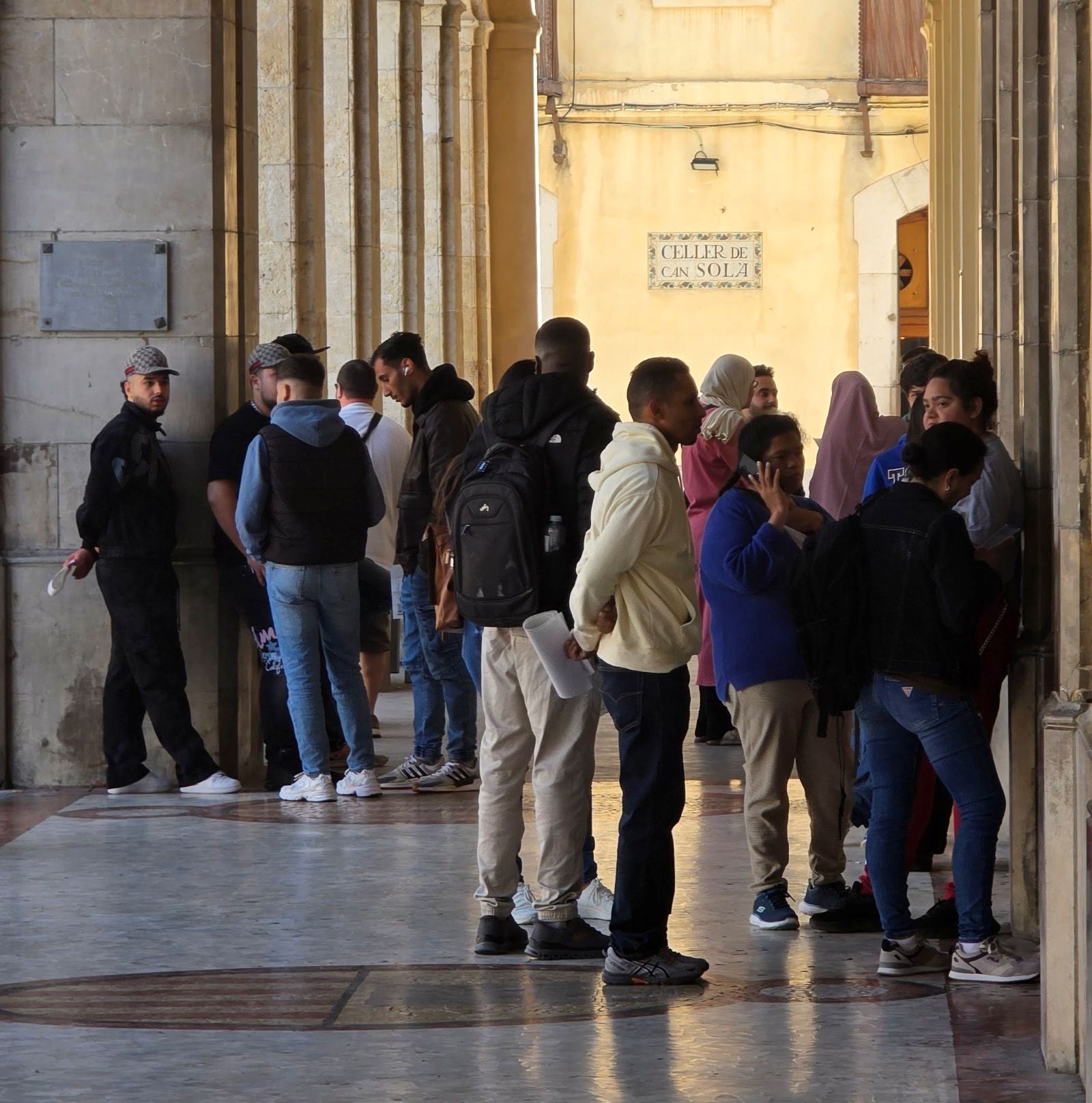 La regularización extraordinaria de inmigrantes arranca en Vilanova con largas colas frente al Ayuntamiento