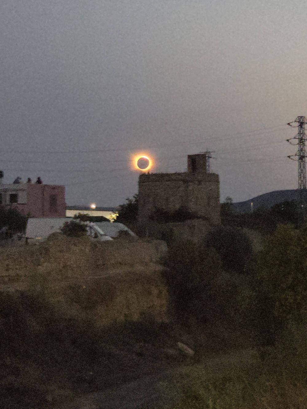 «Oye, ¿esto saldrá en el Vilatown?»: el eclipse solar contemplado desde el torrent de la Pastera
